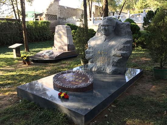 八寶山革命公墓的陸定一墓。
