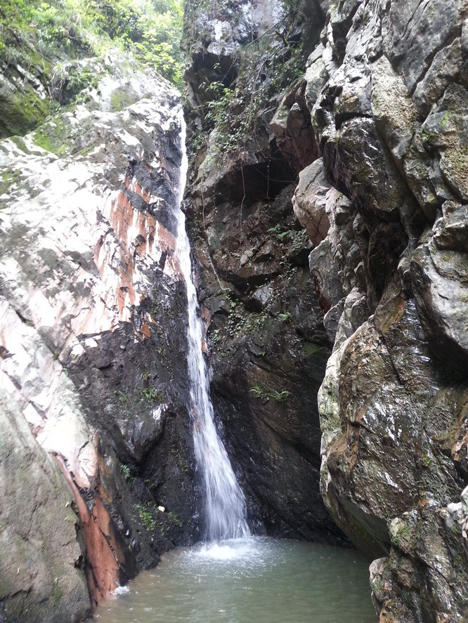 石峰峽谷內的三級瀑布之二
