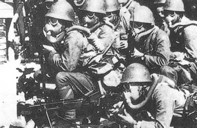 戴防毒面具的實行毒氣戰的日軍