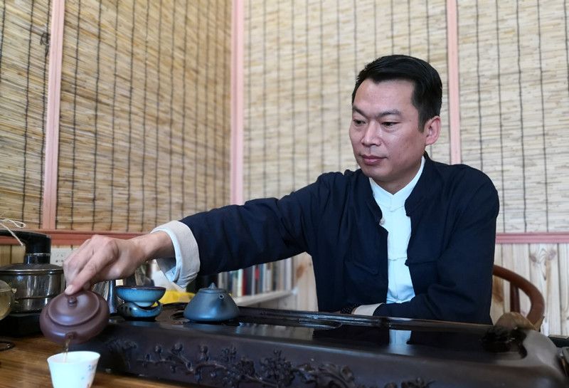 陳君(著名宜興紫砂藝術人) 陳君(著名宜興紫砂藝術人)
