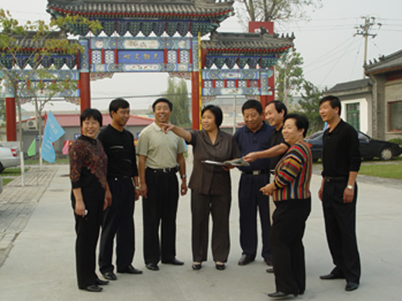支芬書記（左四）在與村幹部謀劃發展