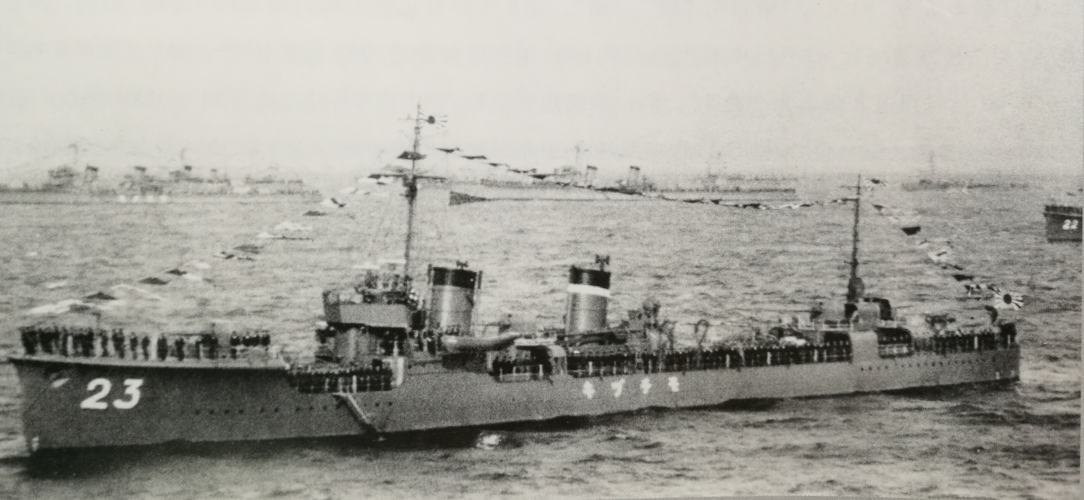1928年12月參加特別大閱艦式的望月號，艦上裝飾著彩旗