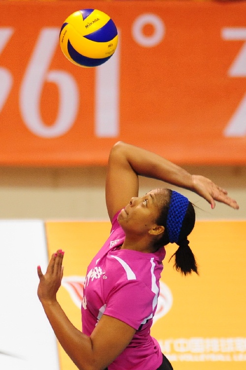 2013/14中國女排聯賽首秀，拉米雷斯發球。