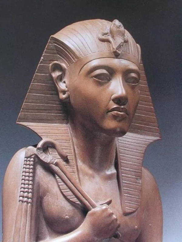 哈特謝普蘇特女王像（埃及國家博物館）