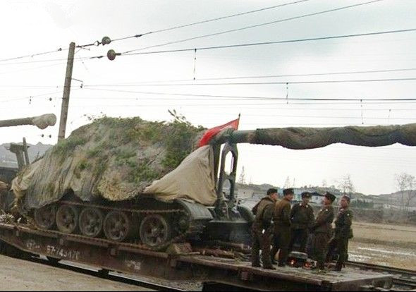 矮小的朝鮮裝填架在坦克底盤上的炮彈