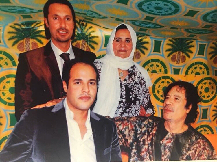哈米斯(左前)對父親卡扎菲、母親薩菲亞和哥哥穆塔西姆忠心耿耿