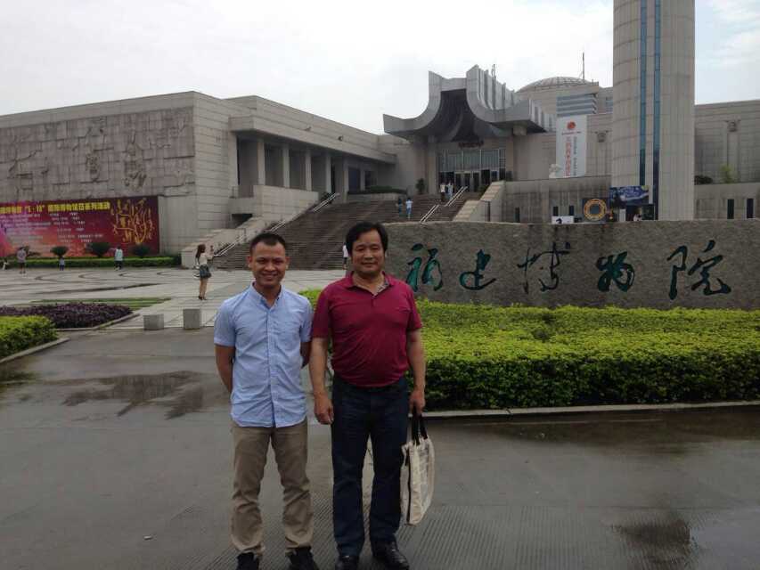 （左）百年海柳創始人李世文