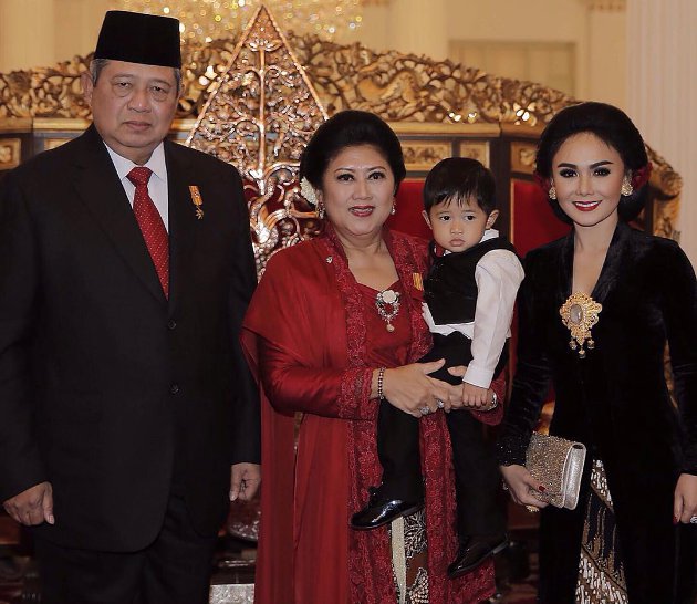 蘇西洛總統一家身穿印尼國服