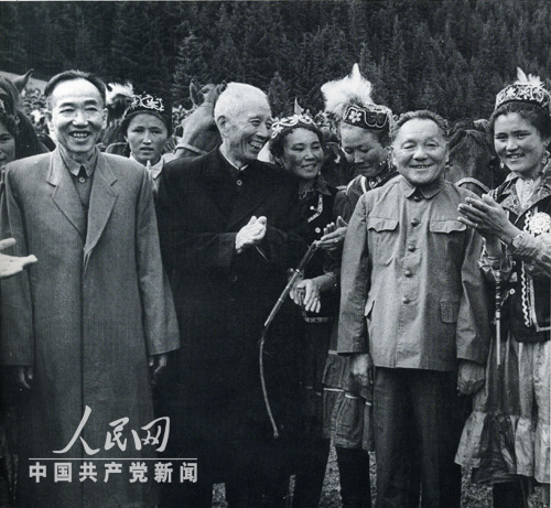 王任重（左）與鄧小平、王震在新疆