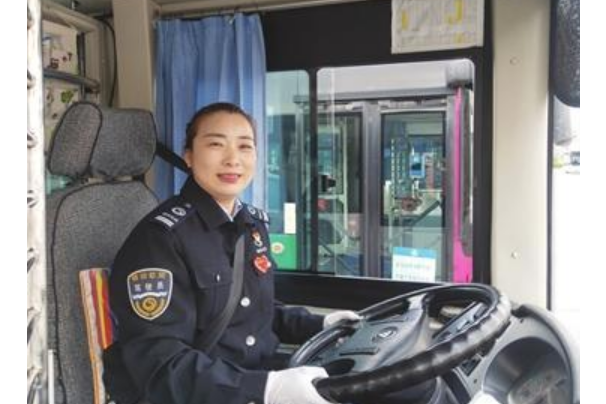 楊彥鋒(寧夏銀川市公交公司102路公車駕駛員,中共二十大代表) 楊彥鋒(寧夏銀川市公交公司102路公車駕駛員,中共二十大代表)
