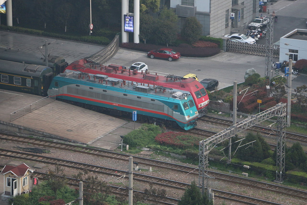 韶山9早期型機車與改進型機車在上海站
