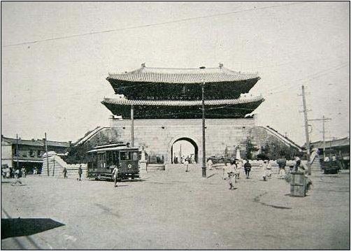 1900年代安裝電線和電車的漢城南大門