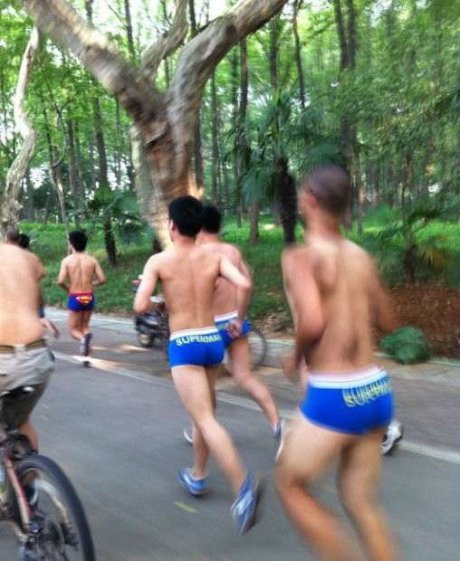 華中科學技術大學男生裸奔事件