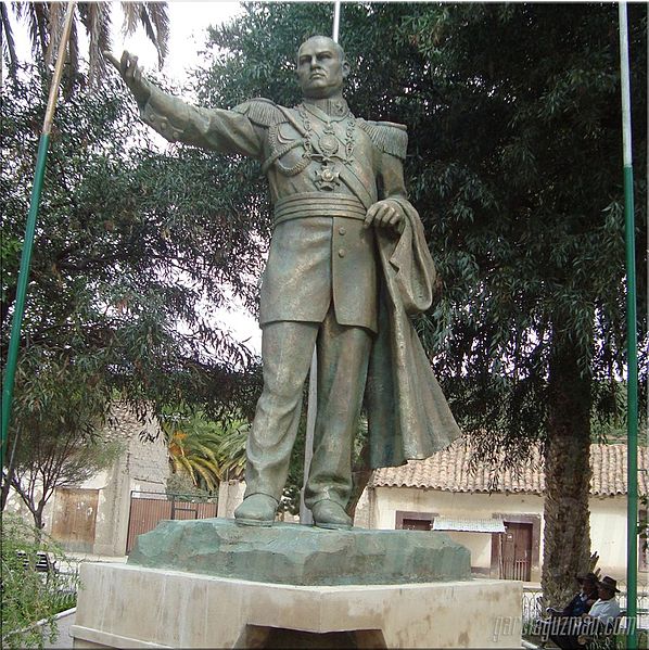 瓜爾韋托·比利亞羅埃爾總統的雕像