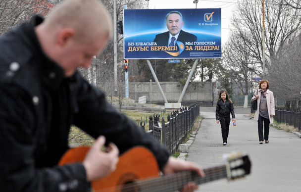 在首都阿斯塔納街頭，到處都能看見扎哈爾巴耶夫的巨型海報。