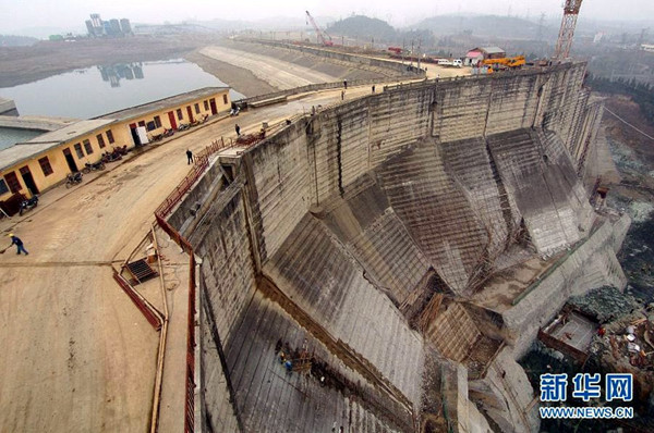 正在進行加高加寬工程的丹江口大壩（2006年2月14日攝）