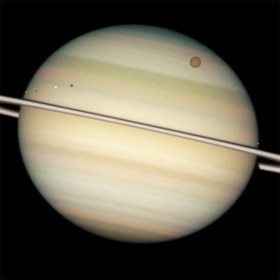 土星被拍到四個衛星