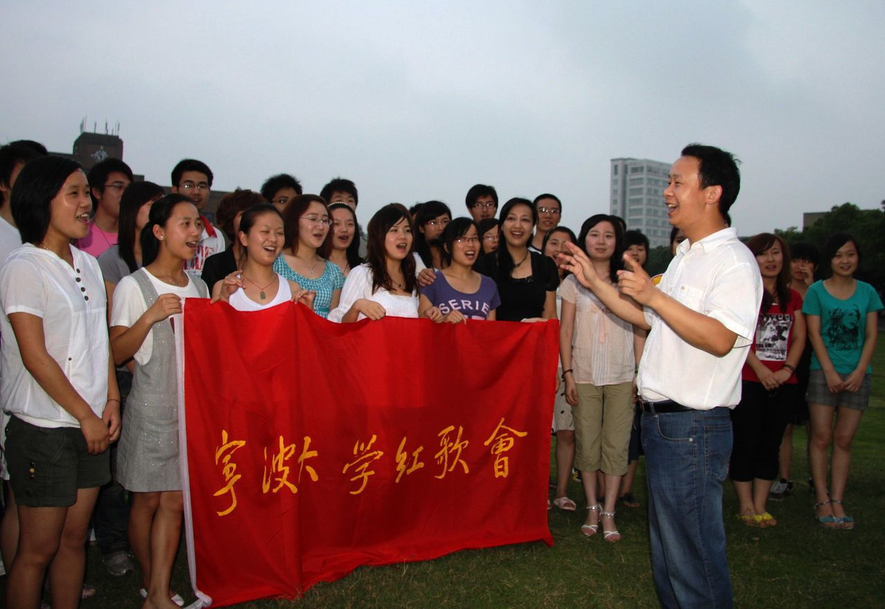 紅歌會指導老師沈浩傑與紅歌會會員在一起