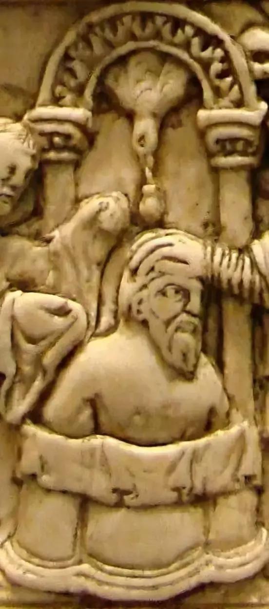 中世紀的象牙雕刻 正在接受洗禮的克洛維