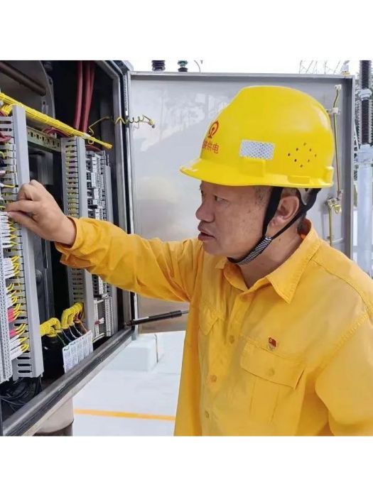 畢強(中鐵二院工程集團有限責任公司土建二院線路處支部書記、副處長,正高級工程師) 畢強(中鐵二院工程集團有限責任公司土建二院線路處支部書記、副處長,正高級工程師)