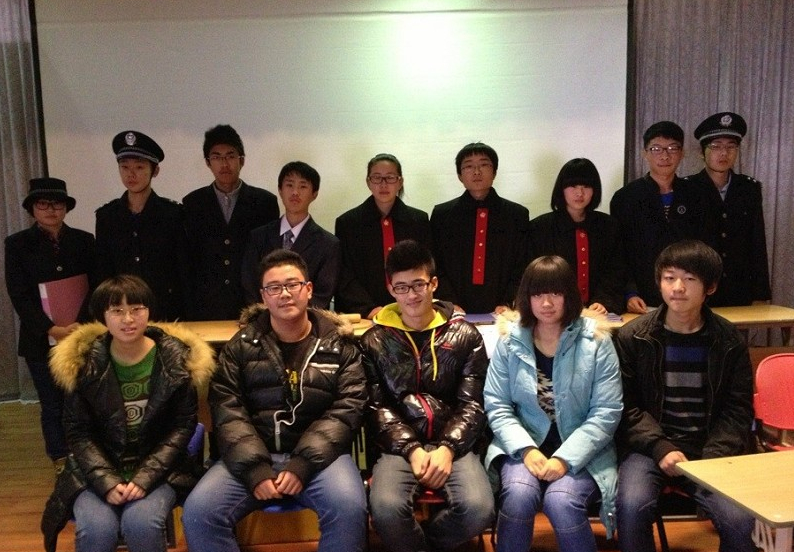 2012級學生參加《模擬審判庭》演出合影