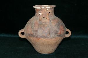 馬廠塬遺址出土的馬廠類型泥塑狗彩陶壺