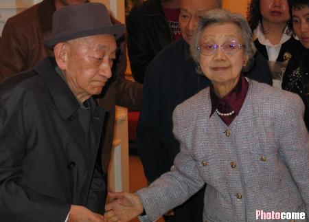 2004年4月26日上午吳清源夫婦在捐贈儀式上