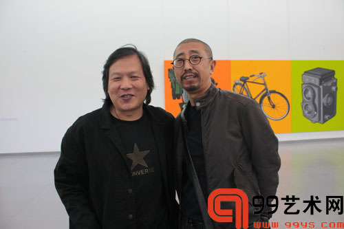 藝術家李邦耀（左）在展覽現場