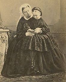 維多利亞女王抱著比阿特麗斯，1862年