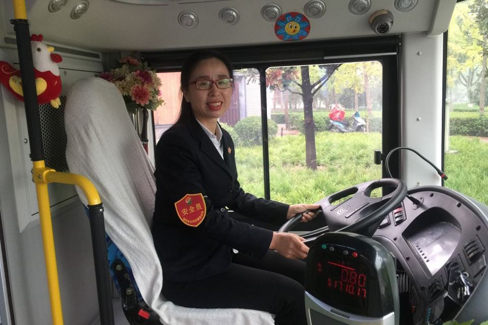 曹瑞娟(鄭州市公共運輸總公司一分公司車長) 曹瑞娟(鄭州市公共運輸總公司一分公司車長)