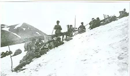 在山區雪地間作戰的土耳其士兵