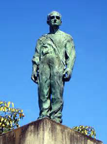 何塞·菲格雷斯·費雷爾的雕像