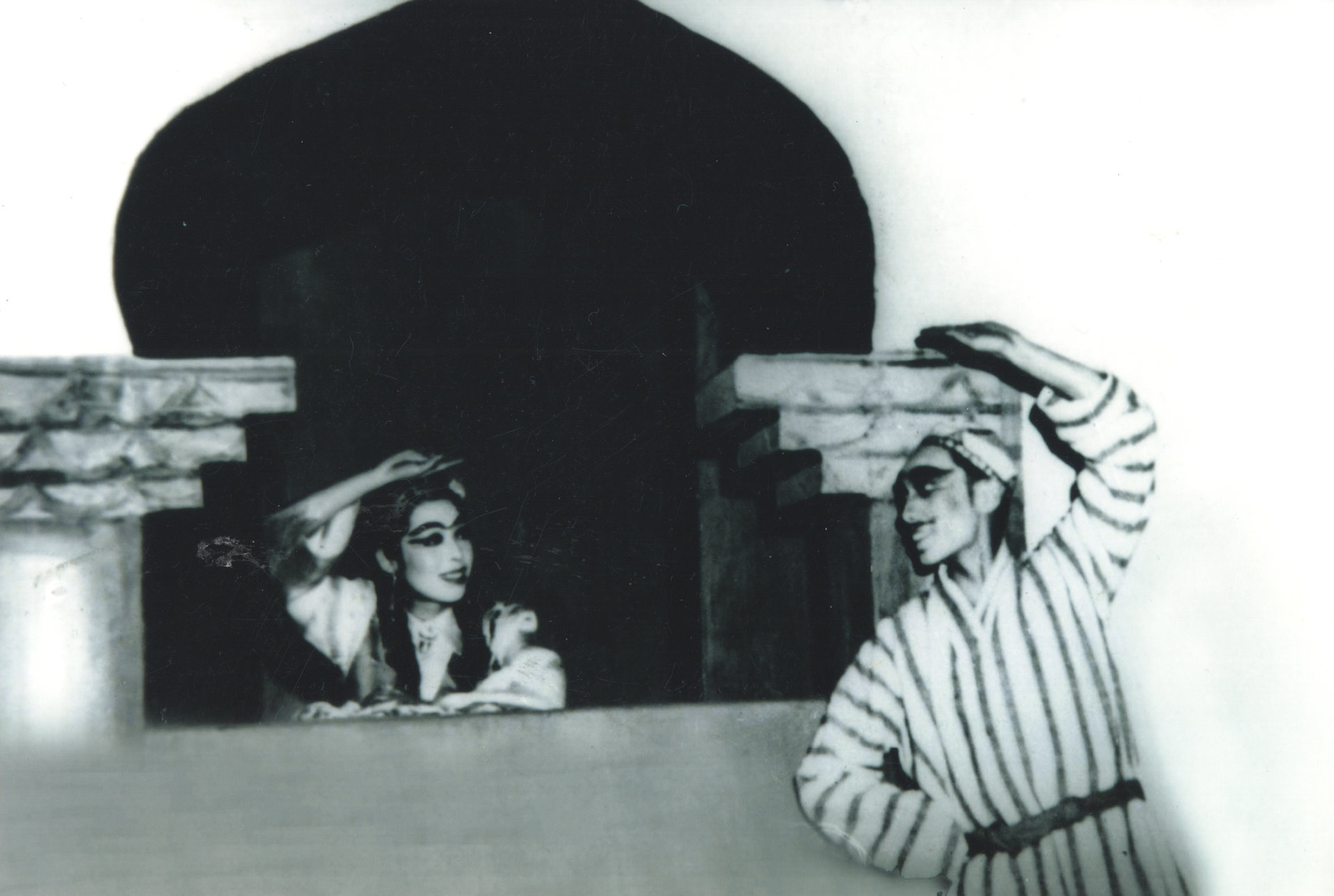 1946年，彭松、戴愛蓮表演舞蹈《坎巴爾罕》。