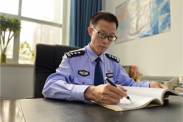 梁昆(江安縣公安局法制大隊大隊長) 梁昆(江安縣公安局法制大隊大隊長)