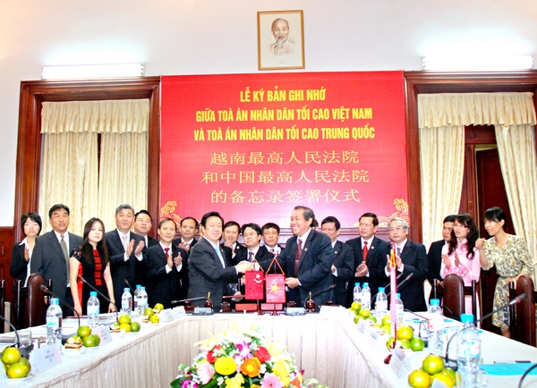 越南最高人民法院院長張和平（中右）