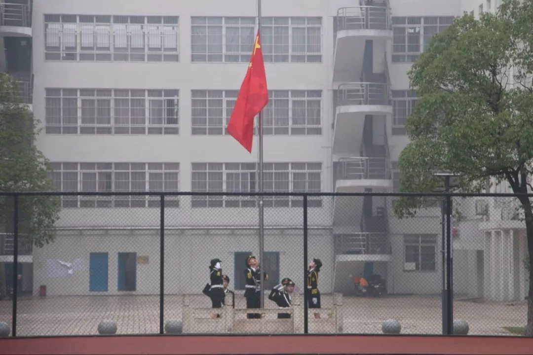 2018年第十屆田徑運動會期間，國旗護衛隊冒雨升國旗。