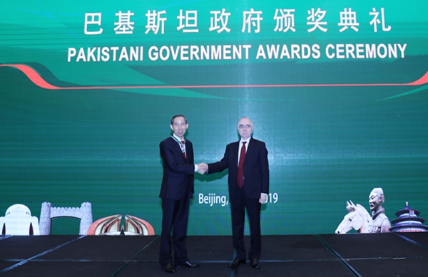 巴基斯坦總統授予龍宇翔“巴基斯坦之星”榮譽勳章