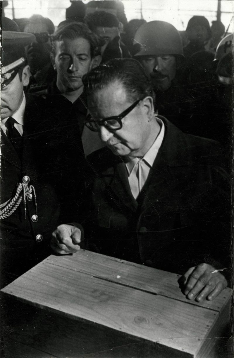 1973年，阿連德在議會選舉中投票