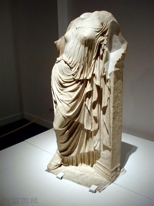 柱邊的阿芙羅狄忒雕像