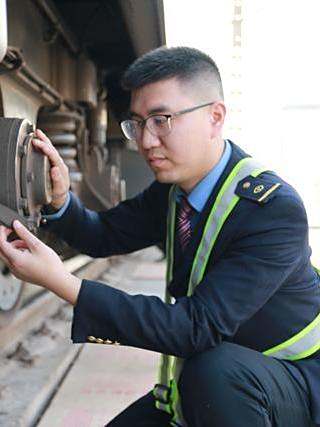 許文峰(中國鐵路鄭州局集團洛陽機務段火車司機) 許文峰(中國鐵路鄭州局集團洛陽機務段火車司機)