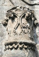 柏茂莊園窯洞門前的浮雕羅馬柱頭