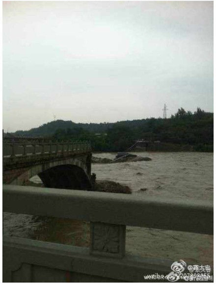 已垮塌的盤江大橋