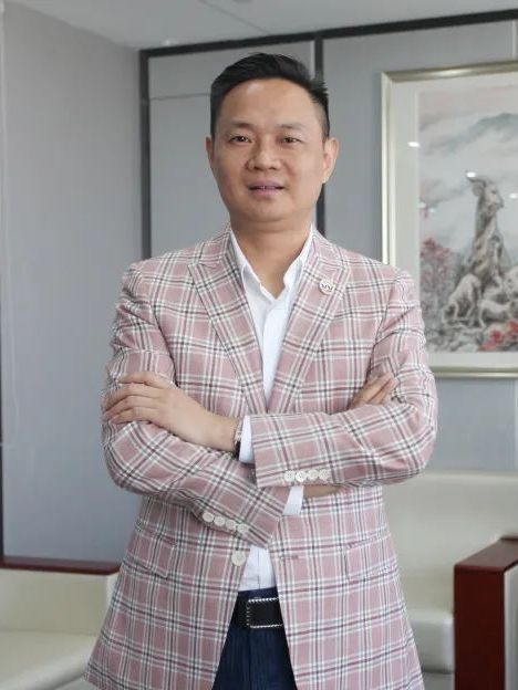 趙小明(諧達集團公司董事長,廣州溫州商會執行會長兼秘書長,廣州市海珠區新的社會階層人士聯誼會副會長) 趙小明(諧達集團公司董事長,廣州溫州商會執行會長兼秘書長,廣州市海珠區新的社會階層人士聯誼會副會長)