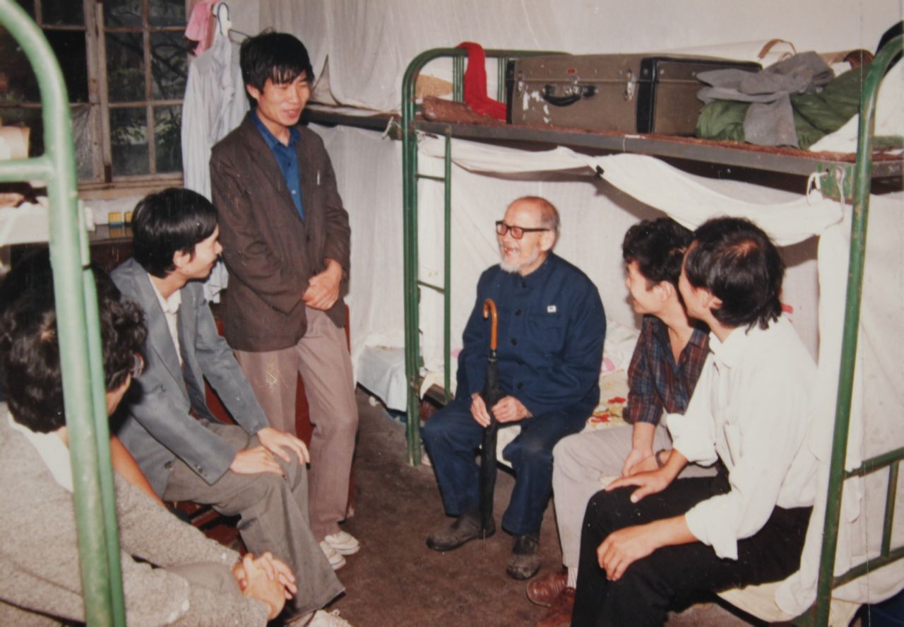 劉一層先生1989年秋與學生交談