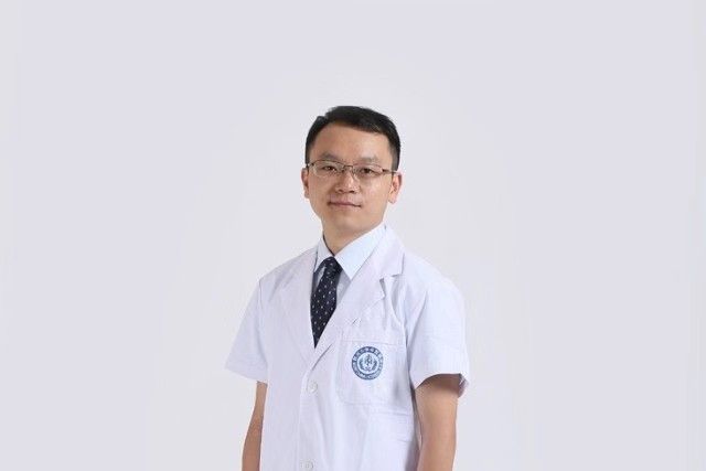 李鵬(華西醫院神經外科副主任醫師) 李鵬(華西醫院神經外科副主任醫師)