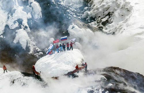 堪察加救援人員在阿瓦恰火山頂設立勝利旗