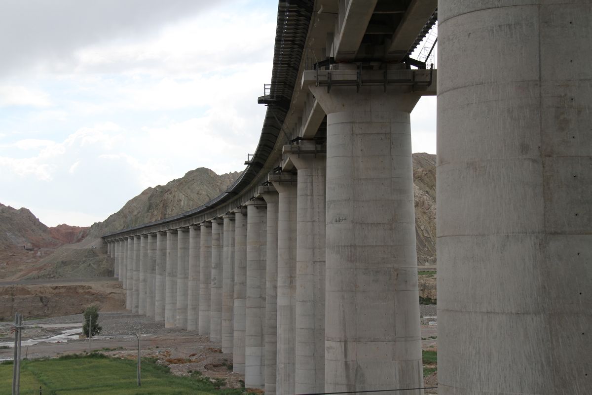 庫俄鐵路的庫車河3#特大橋（張鑫攝）