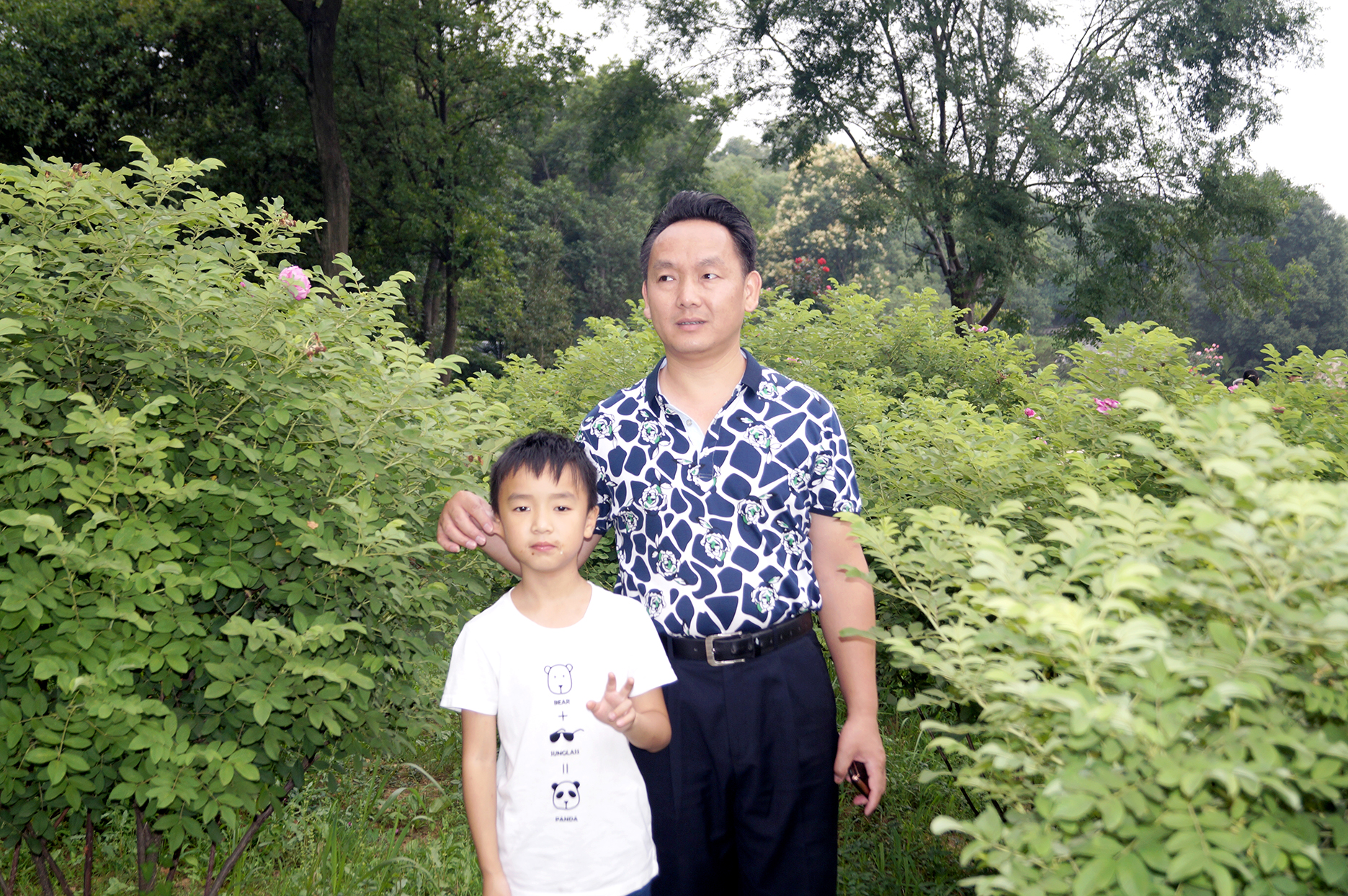 2016年6月，與兒子王啟博在武漢東湖落雁景區。