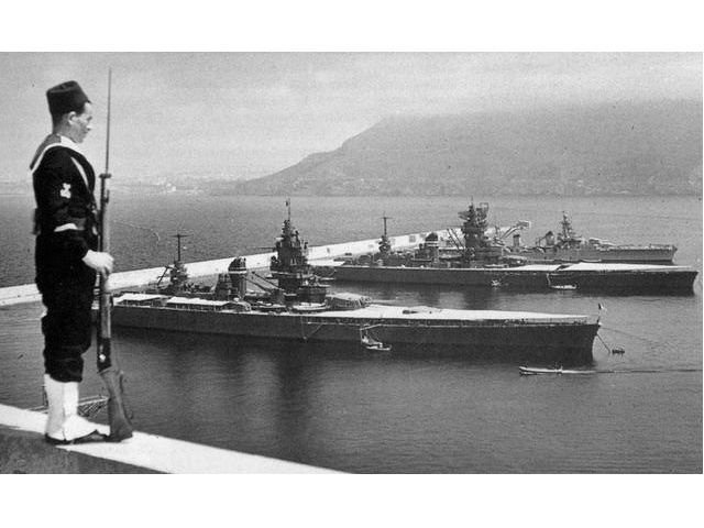 敦刻爾克級戰列艦兩艘停泊在土倫港