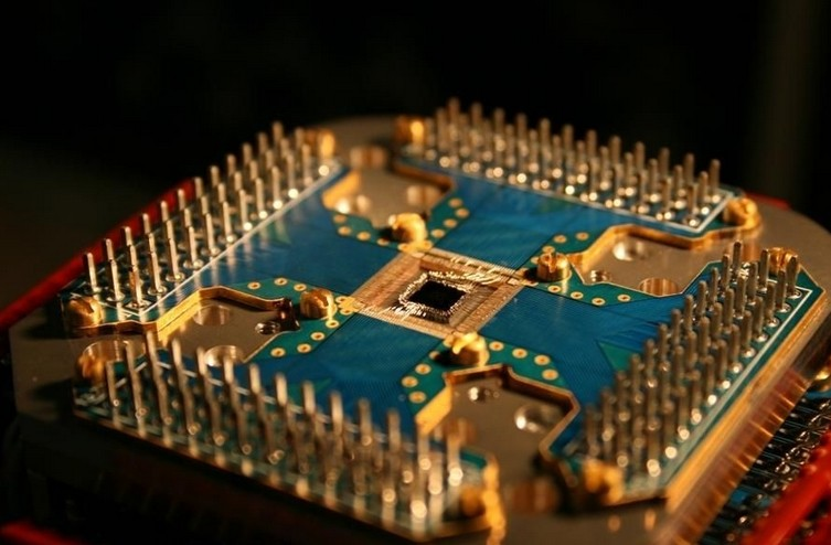 承載16個量子位的矽晶片